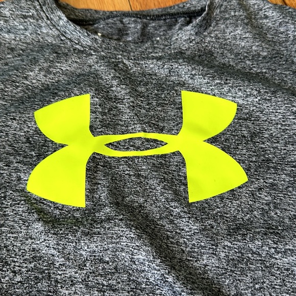 Gray and lime green under armour shirt size 4 - Picture 2 of 3
